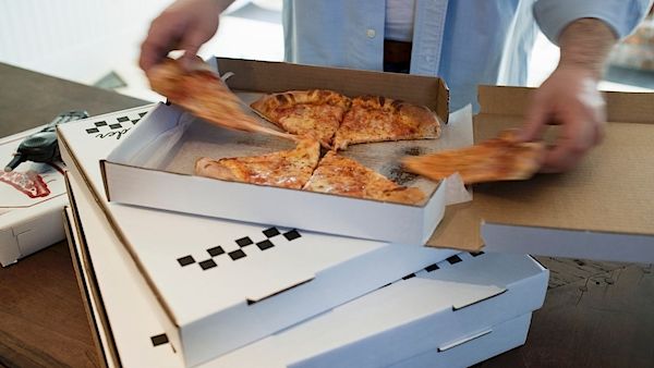 jídlo s sebou - pizza v krabici